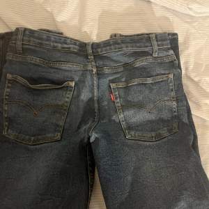 Ett par feta Levi’s jeans i storleken 176cm eller 28,30 typ. Skick8,5/10 Ny pris : runt 1000kr Mitt pris 100