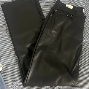 Svarta byxor  - Super snygga svarta ”skin” byxor ifrån lager 157. Helt oanvända men lappar kvar. Jag är 168 och dom är för långa för mig💗💗