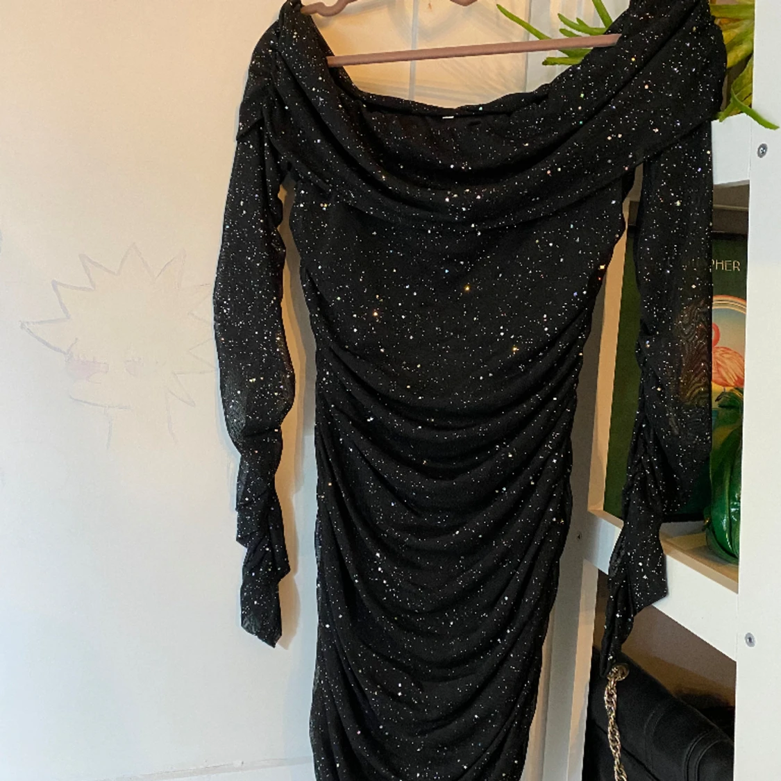 Oanvänd Glittrig klänning 