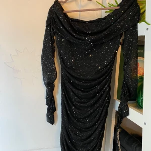 Oanvänd Glittrig klänning  - Helt oanvänd glittrig klänning! Ganska liten i storleken så skulle säga att den passar en M ❤️‍🩹