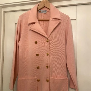 Busnel - En Busnel kavaj/kappa, helt oanvänd. Säljer den åt min mormor och hon brukar ha storlek 38. Ren ull. Skriv om du har frågor. Använd gärna köp nu men Swish funkar också😊OBS Bilden blev konstig i annonsen, skriv så skickar jag hela bilden