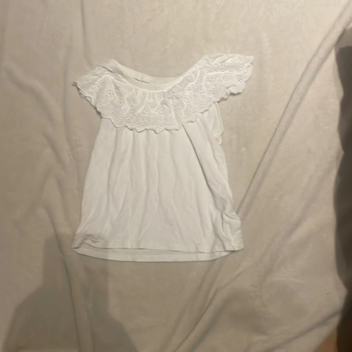 vit tröja med fin vullang