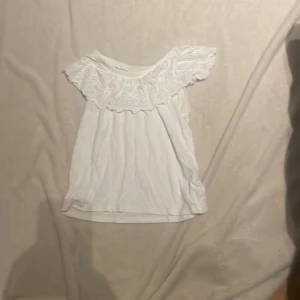 vit tröja med fin vullang - tröjan kommer från lindex och är i storlek 134-140 säljer den för 50kr ordinarie pris är 179kr 