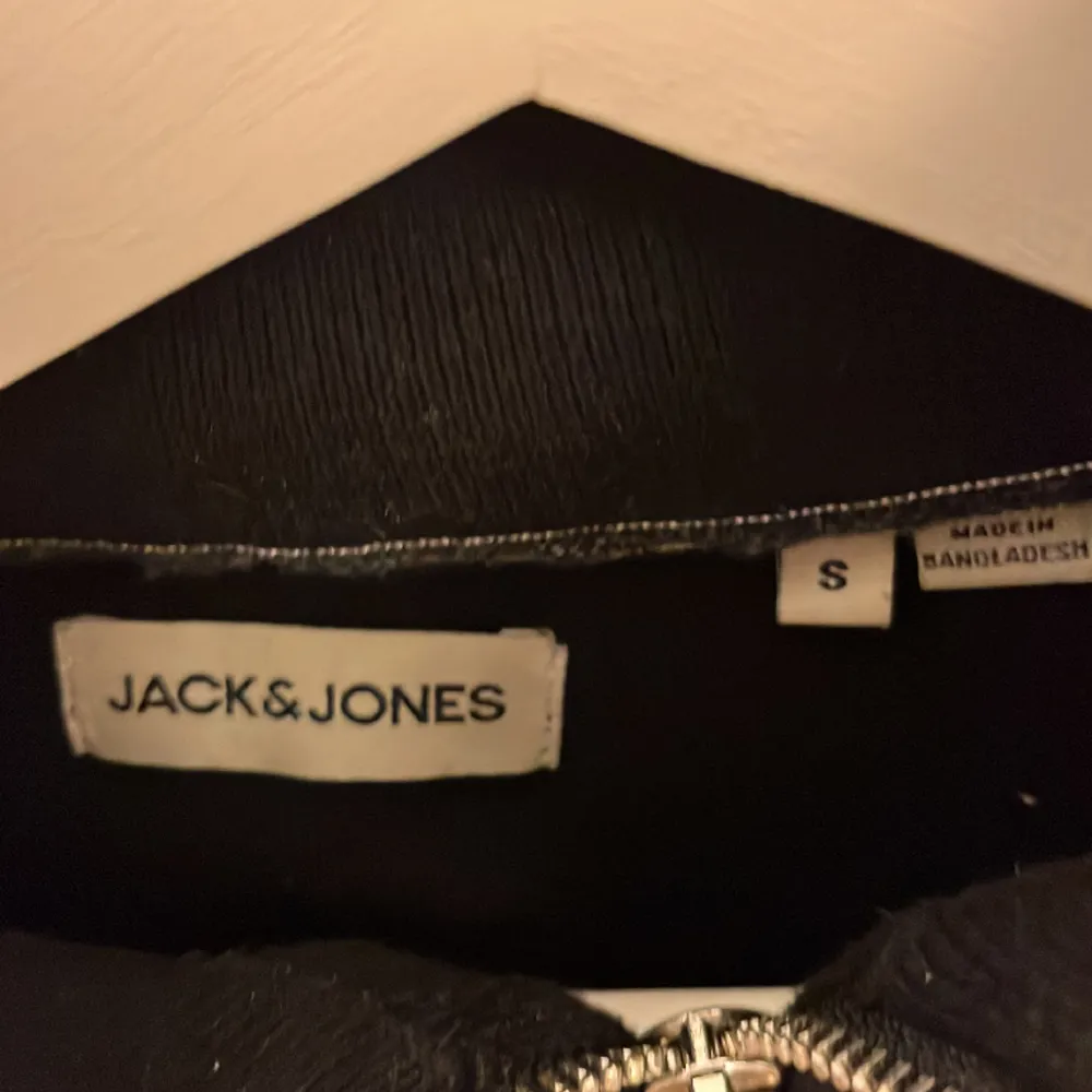 Säljer nu min Jack and Jones half zip tröja svart i storlek small, bra skick. Tröjor & Koftor.