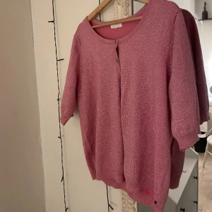 Kofta - Rosa glittrig kofta, aldrig använd! Super söt men inte riktigt min färg. 