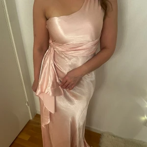 Balklänning - As snygg och elegant balklänning som köptes för över 1000 plus frakt o tull💕aldrig använt så har alla lappar kvar💕säljer då den är lite stor/lång i storlek på mig (första och andra bilden är på min mamma som har S😂sista bilden är på mig som har xs)