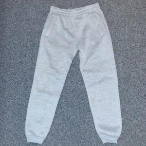Gråa mjukis byxor  -  mycket bra skick 