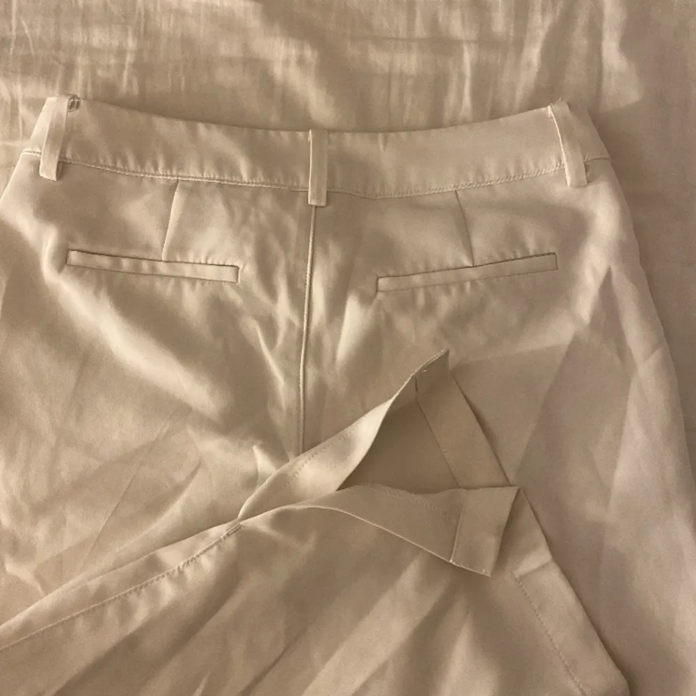 Säljer dessa vita lågmidjade kostymbyxor från bibok för att dem inte kommer till användning längre även för små. Storlek 34🫶🏻 dom ska även tvättas!. Jeans & Byxor.