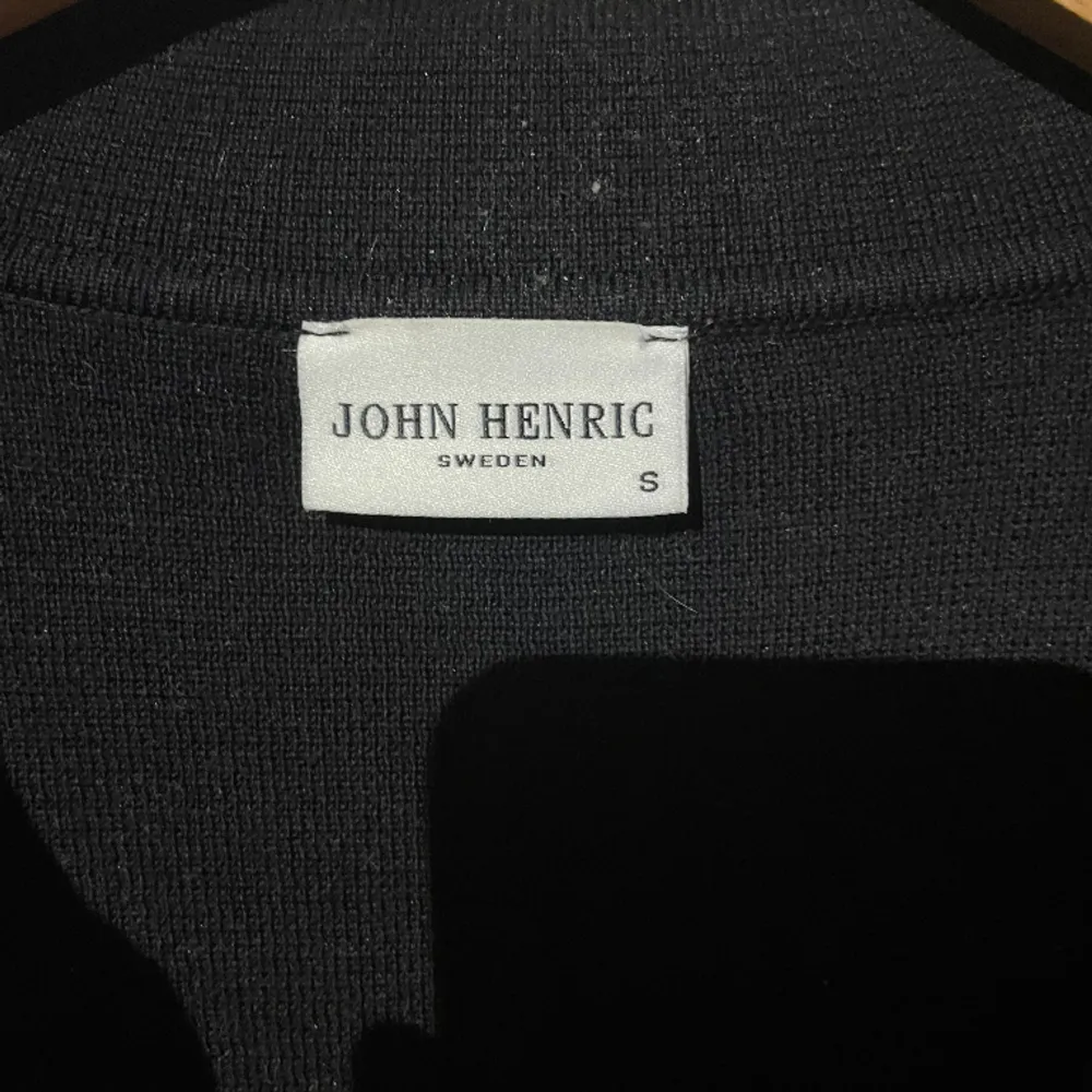 Använd 1 gång så i helt ny skick. John Henric cardigan tröja med dragkedja. Pris kan diskuteras vid snabb affär. Tröjor & Koftor.