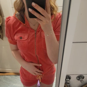 Juicy couture set - Supergulligt vintage aprikosfärgat juicy couture set/tracksuit/romper, storlek L men liten i storleken så snarare  medium/small skulle jag säga, jag är 170 & den passar mig perfekt 💞 Snörning i midjan finns!!