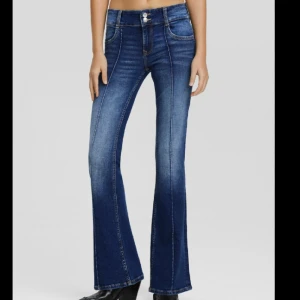 Nya lågmidjade bootcutjeans  - Berska jeans med prislapp kvar! Slutsålda. Säljer pga de var för små för mig, skriv för fler bilder💗Nypris 399 Kr 