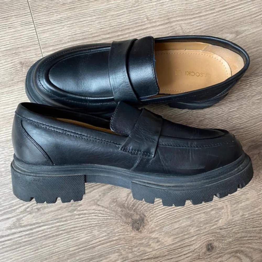 Säljer dessa svarta loafers som är i fint skick, passar perfekt till våren!☺️. Skor.