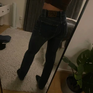 Lee jeans - Säljer mina mörkblå lee jeans, då de inte kommer till användning. Jeansen är low waist & straight & är i st 32-34. Tyck gärna på ”köp nu”🫶🏼