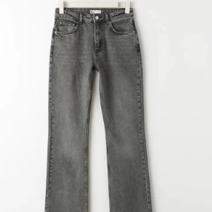 Gråa utsvängda jeans - Använts ofta men i bra skick, lite slitet på  nedre delen men inget som syns tydligt. Sitter väldigt bra på benen samt midjan. Är i sin verkliga storlek.  Storlek 38, S-M.