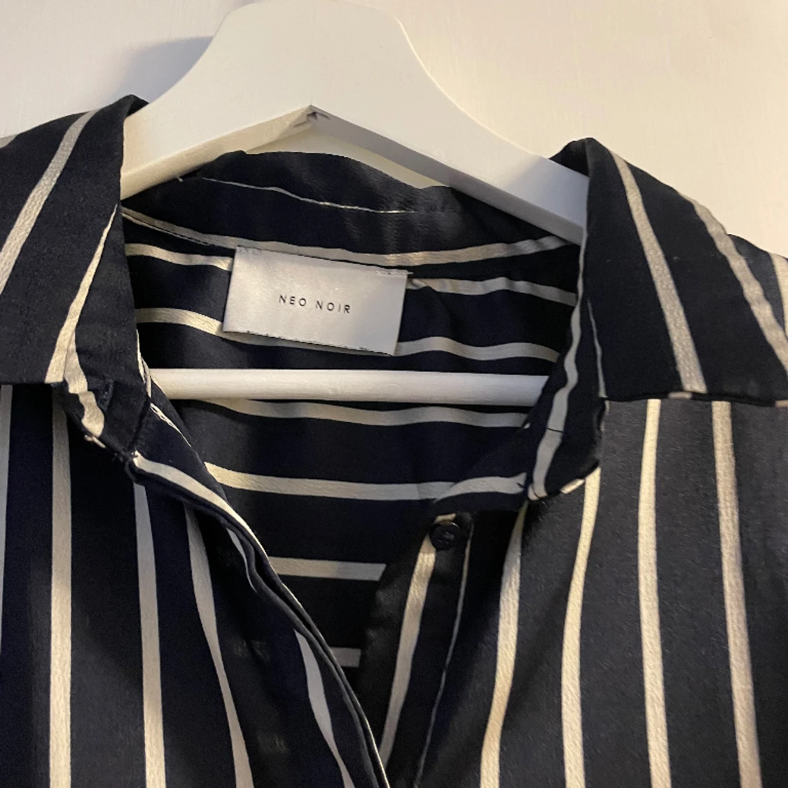 Randig Neo Noir blis - 90