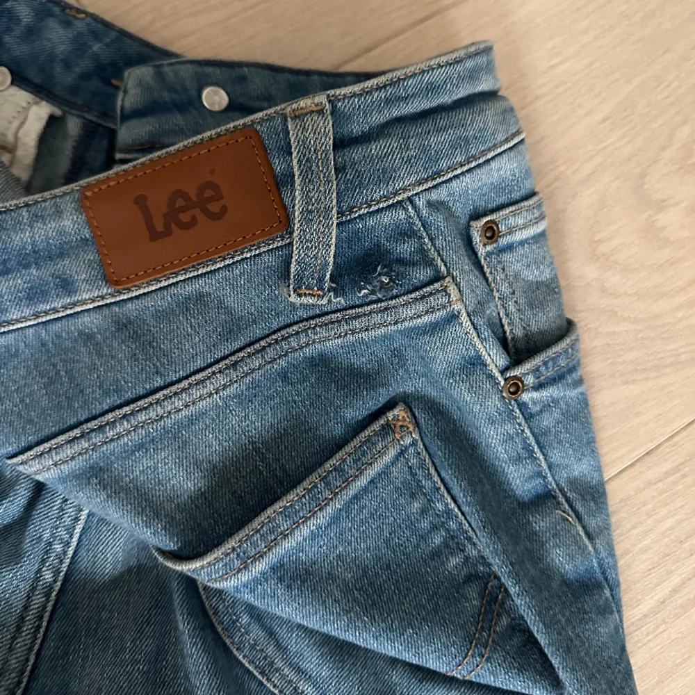 Sköna och stretchiga Lee jeans, har tyvärr råkat ta sönder ena öglan på jeansen . Jeans & Byxor.