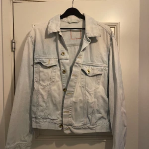 Hugo boss hb 7 vintage jacket - Pappas gamla vintage Hugo boss jeans jacka som inte används, bra skick fast åldern.