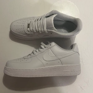 Air force 1 - Hej folket nu säljer ja minna air force 1 helt nya inte använda en ända gång köpte dom för cirka 1 månad sen och tappa bort kvittot och därför säljer ja nu dom.
