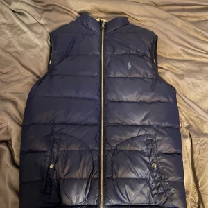 Ralph lauren väst - Tjenixen! Vill kolla intresse på en riktigt fett vändbar ralph lauren väst. Storleken ligger lite mellan S och M. Har haft i typ 2 år så har inget kvitto men såklart äkta. Den är rätt gammal men kvaliten är ändå ganska flawless ni får avgöra själv me