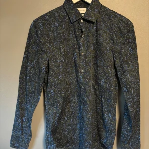 Calvin Klein Skjorta - Säljer min Calvin Klein skjorta pga att jag inte har använt den så mycket.