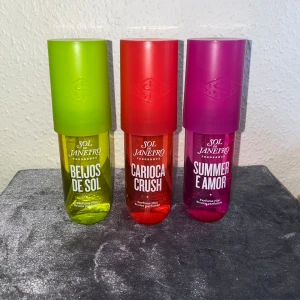 Sol de Janeiro 2024 Summer edition - Summer É Amor är SÅLD!  Säljer Sol de Janeiros 2024 sommar dofter! De är öppnade men endast testade, andra och tredje bilden visar hur mycket som är kvar! Dem kan även säljas separat, 1 för 250kr eller 2 för 400kr. Kontakta mig innan du köper!🫶