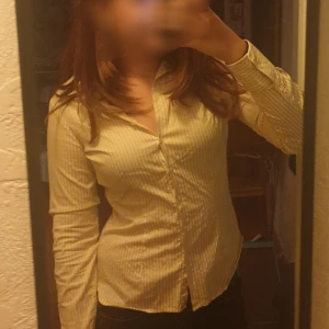 Gul-randig Tommy Hilfiger skjorta - Passar både S-M då materialet är Stertch och andvänd fåtal gånger