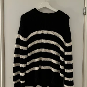 Stickad tröja  - Randig stickad tröja från Gina Tricot! Storlek XS, men väldigt stor i storleken💗 Finns skick!