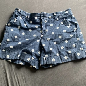 Tommy hilfiger dam shorts.  - Den är använd men inga synliga skador, ser ut som nya