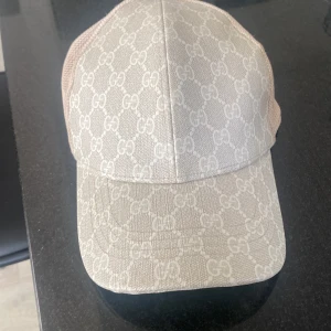 Gucci keps - Säljer denna fräscha gucci keps, använd några gånger. Tröttnat på den och letar efter något nytt. Storlek M/57cm. Priset kan sänkas vid snabb affär 