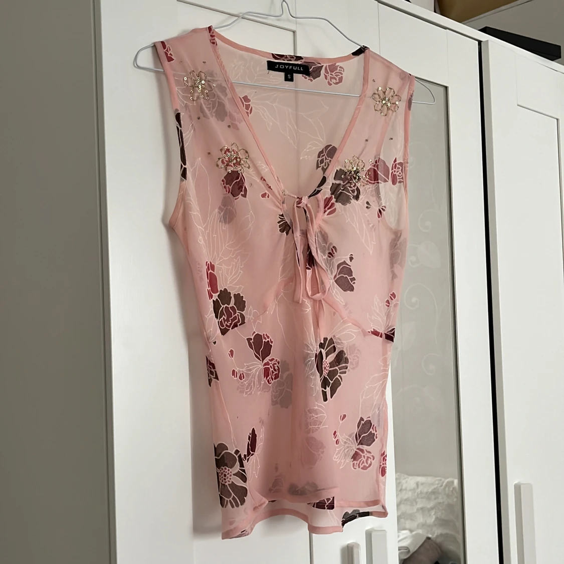 Söt topp med guldpaljett detaljer