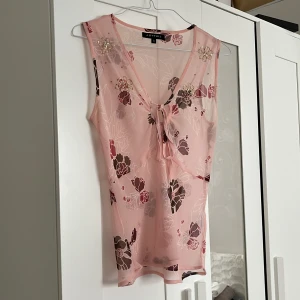 Söt topp med guldpaljett detaljer - Jättefin topp med guldpaljett detaljer💕Storlek s