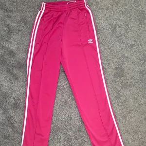 Adidas byxor firebird - Jag säljer dessa byxor som har använts max 3 gånger. storlek: 34