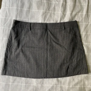 Randig minikjol från H&M - Bra skick, storlek L men kan passa en M, då sitter köööööden lite längre ner på höfterna kanske. 