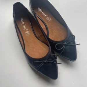 Ballerina skor - Helt nya oanvända ballerinaskor i lack material. Jätte fina och i bra kvalite. Insidan är äkta läder och dom har lite tjockare sula än vanliga ”platta” ballerina skor vilket gör dom mycket sköna! Dom är i st 38 men passar som 37or. 