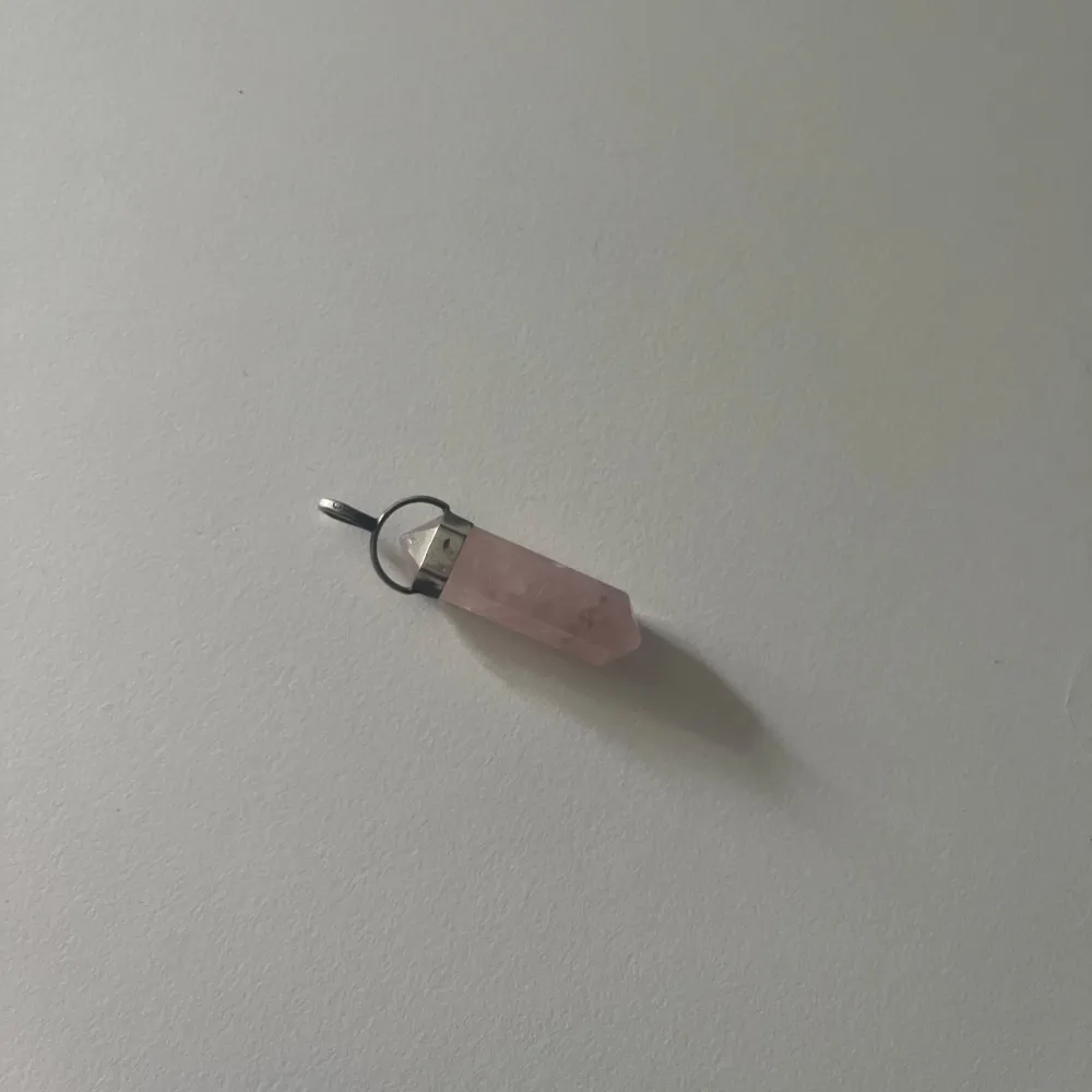 Äkta silver 925 hänge med en rosa kärlekskristall. ❤️🤩 perfekt som present till någon man tycker om!✨❤️. Asusteet.