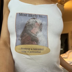 Graphic tanktop - Egentryckt tröja! Går att tvätta!  Lite avskavd på ansiktet därav lägre pris än normalt:) dock är det lite en vibe då ansiktet ej behöver synas (skulle vara Mila Kunis från that 70’s show) 