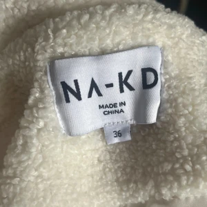 Nakd teddy jacka - Sjukt mysig och fin men för stor på mig. Jackan är i nyskick men säljer billigt och hoppas den kommer till användning. Storlek 36, jag är 155 cm kort.