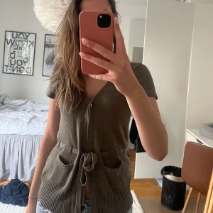 Stickad kofta - Jättefin stickad kofta med fickor och knytning💕