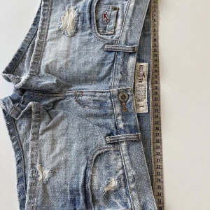 Låg midjade shorts - Säljer de hära lågmidjade shortsen , aldrig andvända efter de inte passade mig, skriv om ni är intresserade eller har frågor, är bortrest så kommer kunna posta dom tidigast 20juli