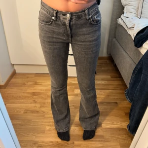 Gråa bootcut jeans - Gråa bootcut jeans från Ginatricot i storlek 34! Byxorna är i ett mycket fint skick då det knappt har används! Pris kan diskuteras 🩷🌸
