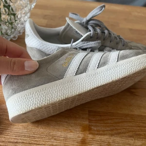 ADIDAS GAZELLE ljusgrå 🤍 - Använt i sparsamt skick. Adidas Gazelle ljusgrå. Strlk. 38,2/3 