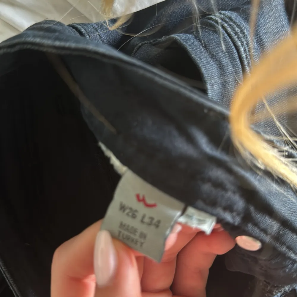 säljer mina mörkblå skitsnygga lågmidjade ltb jeans i storlek W26 L34 då de inte kommer till användning längre. Jättebra kvalite o sparsamt använda, inga defekter. Hör av er vid frågor!!. Jeans & Byxor.