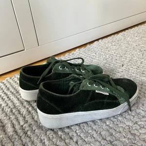 Vanucci sneakers - Gröna superfina sneakers från Vanucci i sammet. Storlek 37. Sparsamt använda.