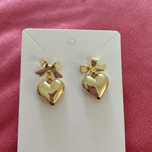 Örhängen  - Guldiga örhängen. Oanvända 