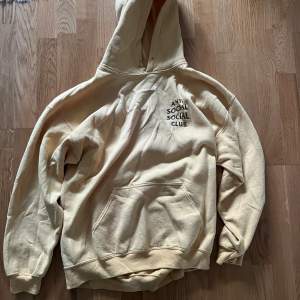 Gul Anti social social club hoodie, se sista bilden för att se färgen