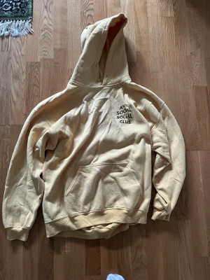 Anti social social club  hoodie - Gul Anti social social club hoodie, se sista bilden för att se färgen
