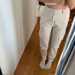 Cargo pants från pull and bear - Mycket bra skick, storlek S från pull and bear ❤️ skriv för frågor 