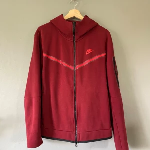 Nike tech fleece  - Både jackan och byxorna är i storlek M. Köppt på JD sports. 