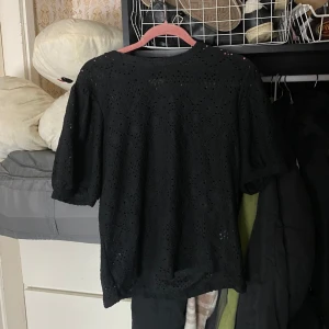 Blus  - Ok skick vad jag ser priset är absolut diskuterbart och har du funderingar så tvecka inte på att höra av dig🥰