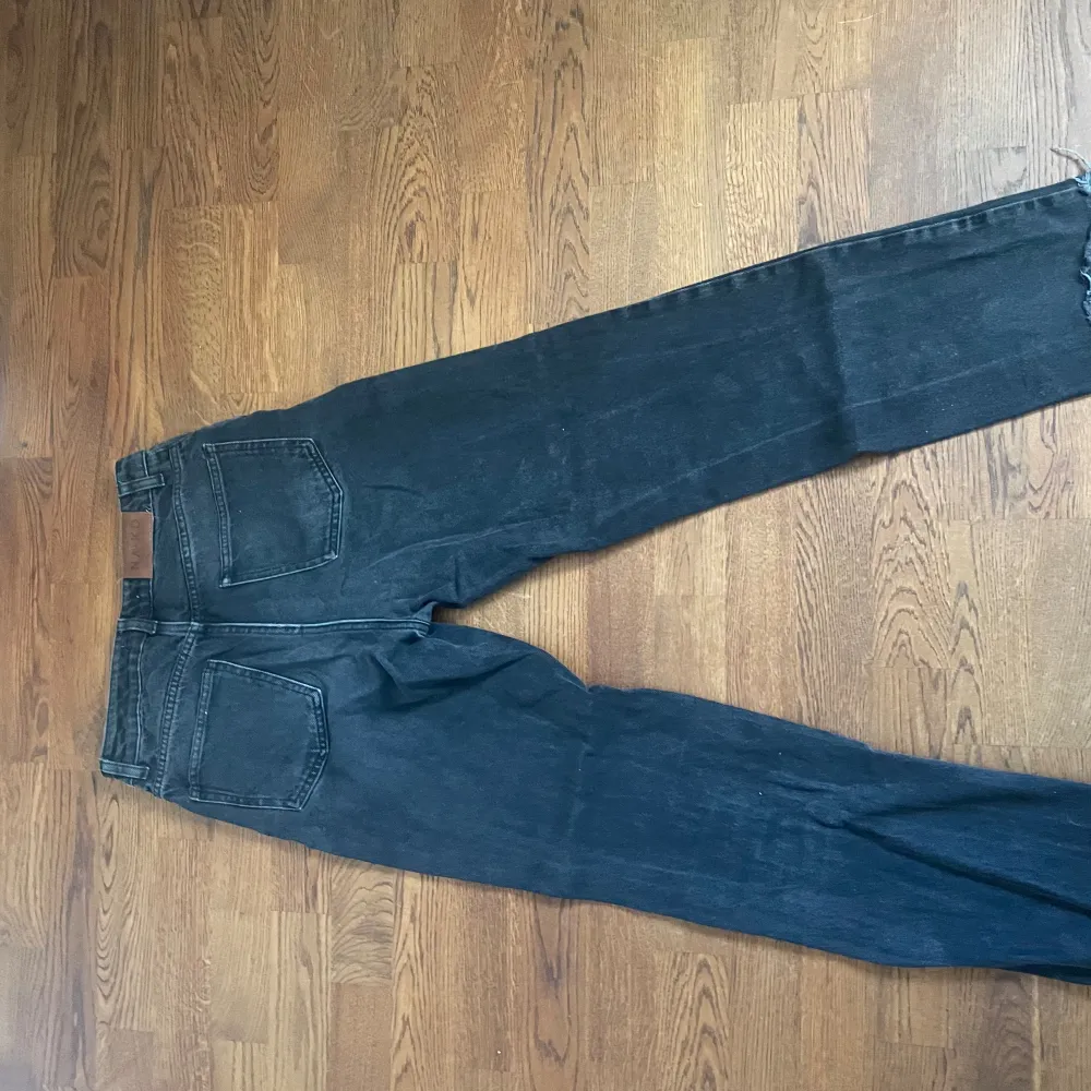 I stolek S och nästan aldrig använda. Svarta straighleg jeans från nakd. Jeans & Byxor.